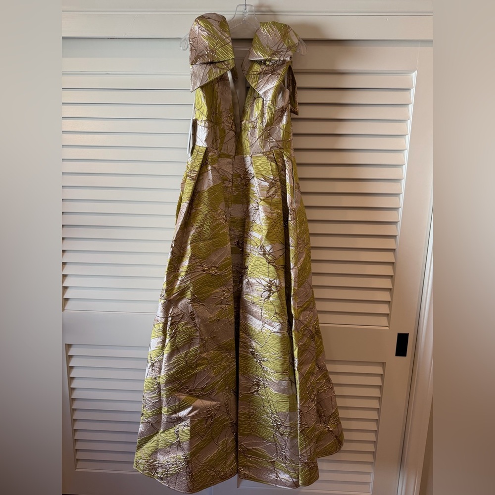 *NWT* Mac Duggal Lemon Green Metallic V-Neck Maxi Gown - Picture 12 of 16